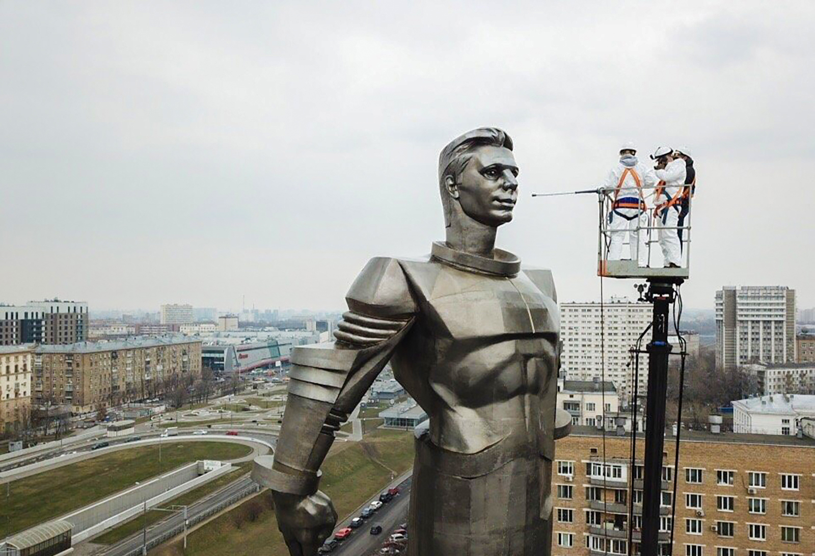Памятник Гагарина в Москве на Ленинском проспекте