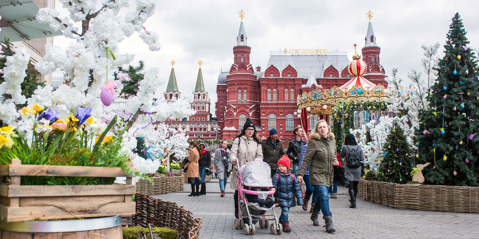 Москва принимает. Пасха в Москве. Пасхальные гуляния в Москве. Москва Пасхальная. Красная площадь на Пасху в Москве.