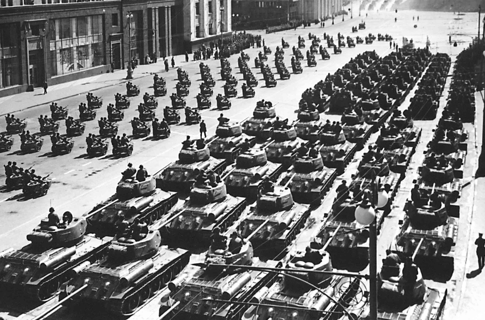 Танкисты парад Победы 1945